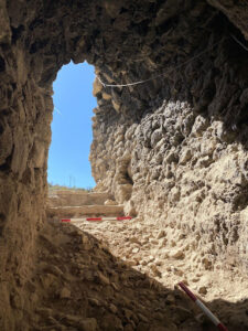 Final del tramo de la coracha, en la parte superior se identifica el pavimento escalonado de piedra, y la rotura de la estructura.