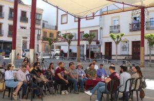 Arqueólogos de el Castillo de la Estrella (Teba, Málaga) toman un café y charlan sobre la excavación con tebeños.
